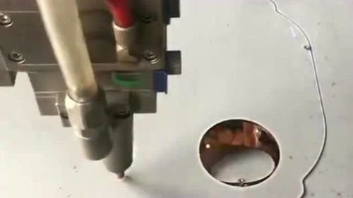 工廠里的激光切割機(jī),在電腦上輸入好形狀和位置,切割機(jī)就自動完成切割